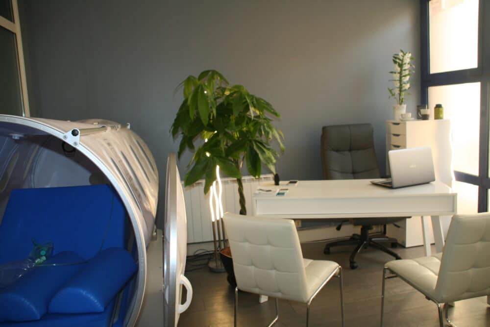The chamber previously in Oxyclair's Marseille location. Courtesy of the clinic.