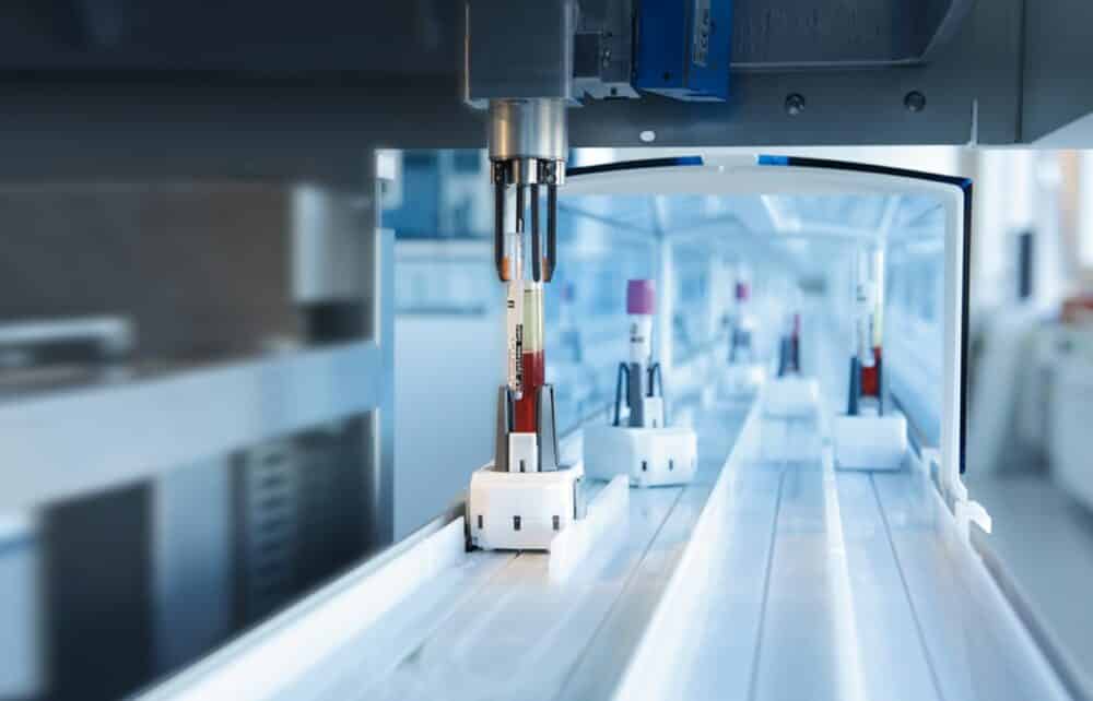 Underway with the specimen taxi: the trolleys with the specimens move fully automatically over plastic rails to the respective analysis stations. (Credit: FAULHABER)