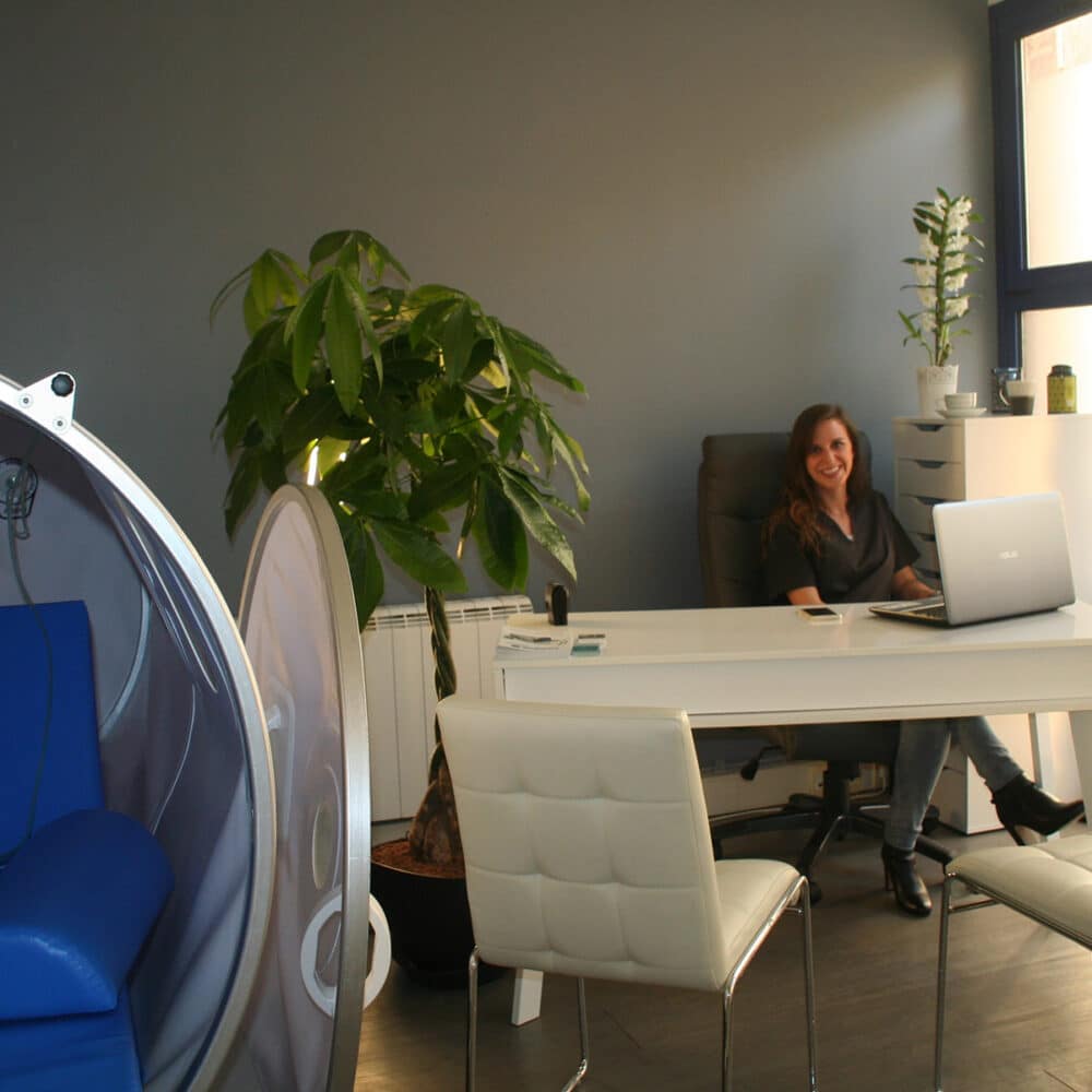 The chamber in the Oxyclair clinic with its founder. Courtesy of Oxyclair.